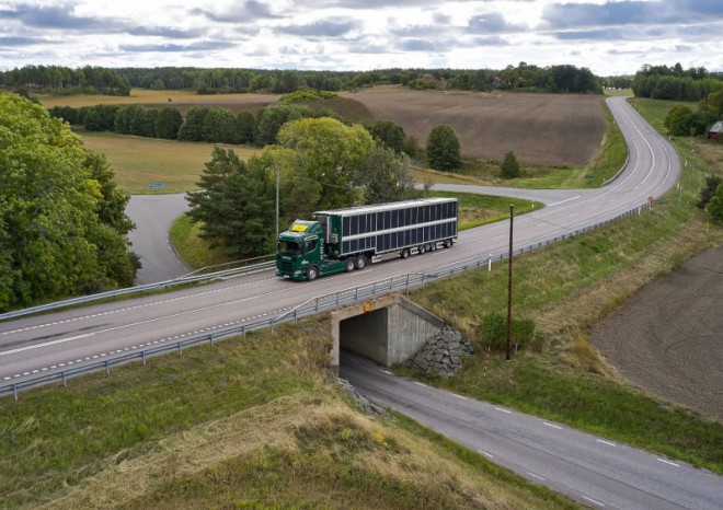 První test nového hybridního nákladního automobilu Scania se solárním pohonem