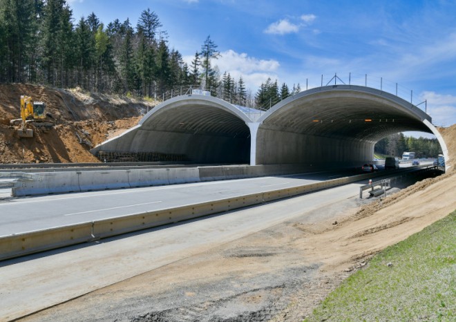 Na D1 mezi Prahou a Brnem budou letos postavené čtyři zelené mosty pro zvěř