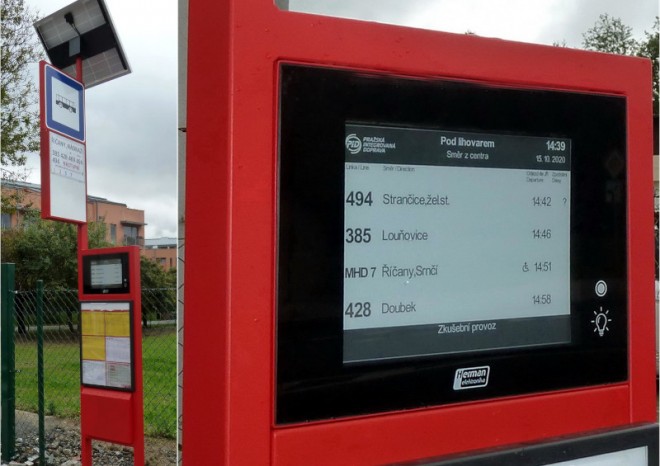 Středočeský kraj začne na autobusových zastávkách instalovat chytré panely