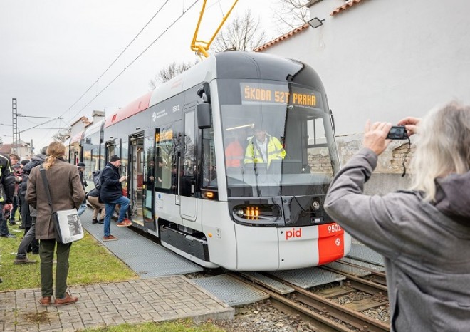 ​První nová tramvaj pro Prahu Škoda ForCity Plus 52T se poprvé se projela na zkušební trati