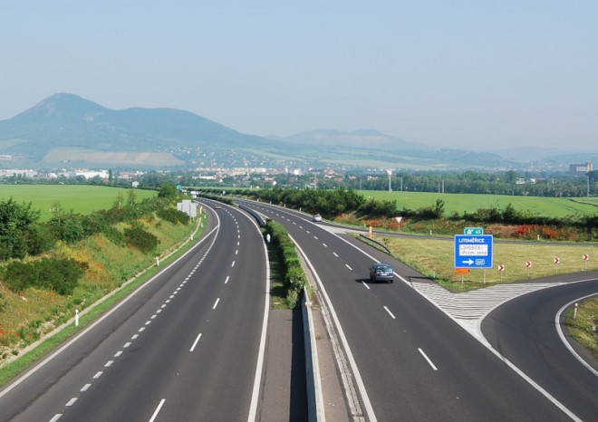 Na dálnici D8 před Prahou začíná oprava, potrvá čtyři měsíce