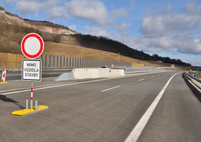 ​Celá Prackovická estakáda na dálnici D8 se otevře řidičům do konce září