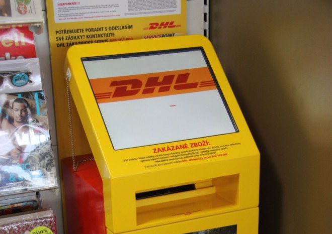 Nová služba DHL Express umožňuje posílat zásilky z čerpací stanice