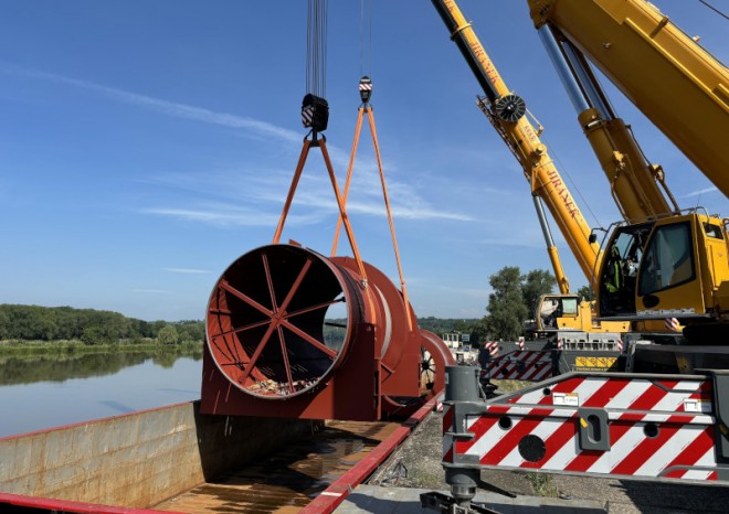 Gebrüder Weiss převezl dva obrovské odkorňovací bubny ze Šanghaje do Štětí