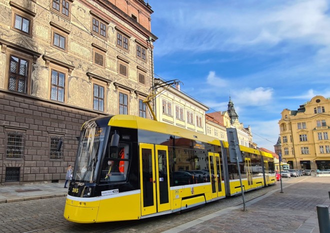 Nová plzeňská tramvaj vyrazila na první jízdu s cestujícími