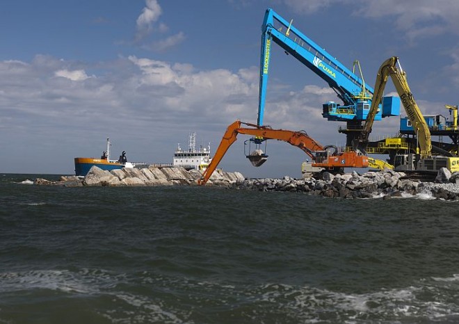 Vlnolam před Maasvlakte 2 tvoří 20 tisíc betonových bloků