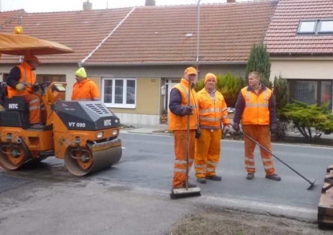 Krajským silničářům zbývá dokončit polovina letošních prací