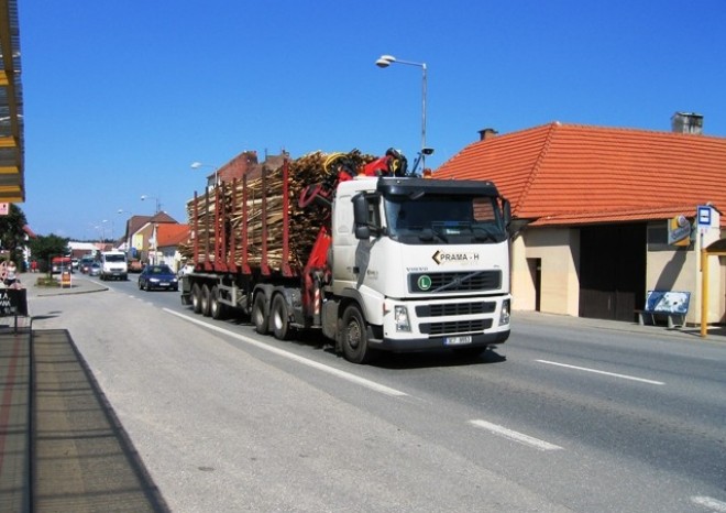 Za porušení zákazu vjezdu kamionů budou asi pykat i dopravci