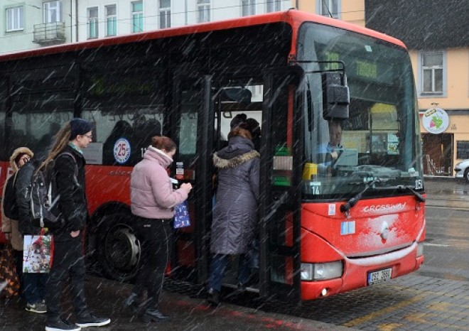 ​Středočeský kraj kvůli úsporám zruší žákovské a seniorské jízdné