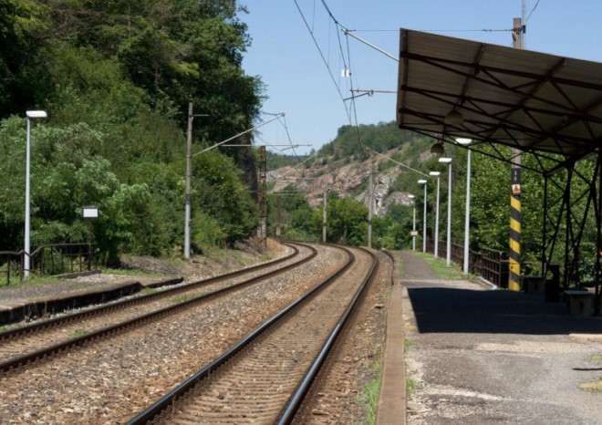 Správa železnic hledá zhotovitele modernizace trati mezi Karlštejnem a Berounem