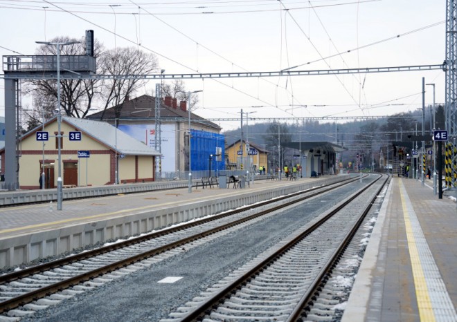 Na frekventovanou trať na Brněnsku vyjíždí elektrické vlaky