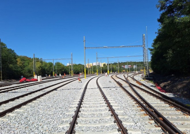 Obnova vjezdové části Centra údržby Praha Jih je za polovinou