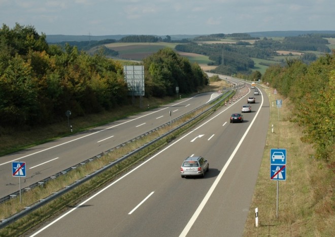 Sněmovna povolila vyšší rychlost na dálnicích, ministr dopravy
to odmítá