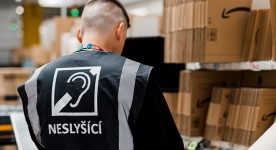 V kojetínském robotickém centru Amazonu pracuje tým neslyšících