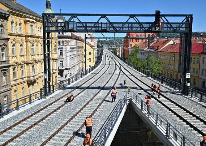 ​Vlaky se vrací na zrekonstruovaný Negrelliho viadukt