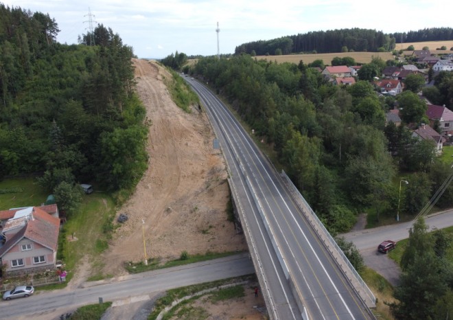 V rámci dostavby D4 začaly odstřely skalního masivu u Milína