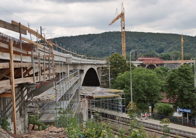 ​Na Branický most se vrátily vlaky, trať pomůže nákladní dopravě a při výlukách