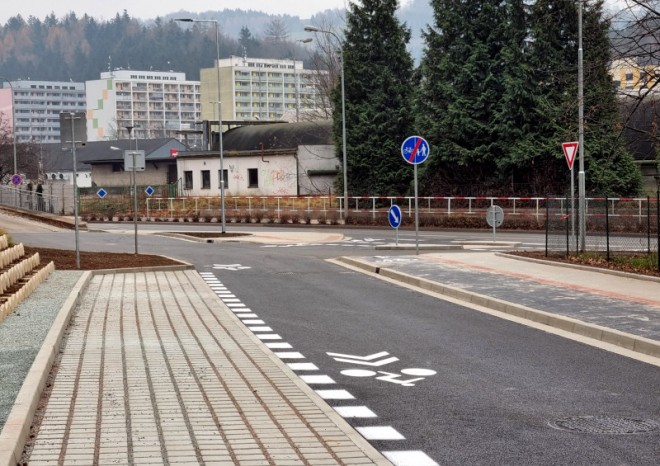 V centru Náchoda vznikla místo železniční vlečky silnice, má ulevit dopravě