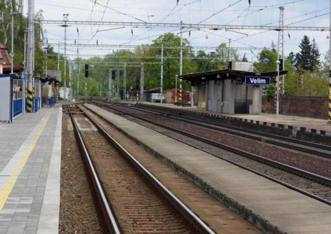 Během rekonstrukce nástupiště ve Velimi se opraví také trakční vedení