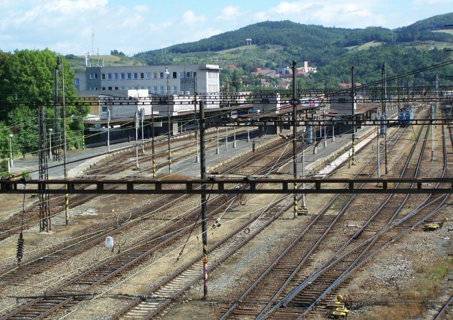 ​Mezi Berounem a Královým Dvorem začala oprava trati za 2,2 miliardy korun