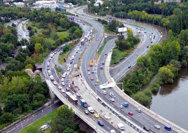 V neděli se autům otevře celý Barrandovský most, oprava byla kratší a dražší