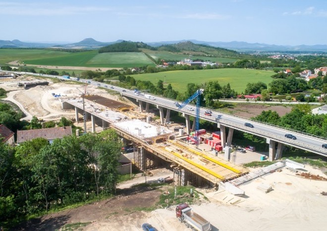 ​Metrostav Infrastructure úspěšně pokračuje na stavbě D7 Chlumčany a D6 Krupá