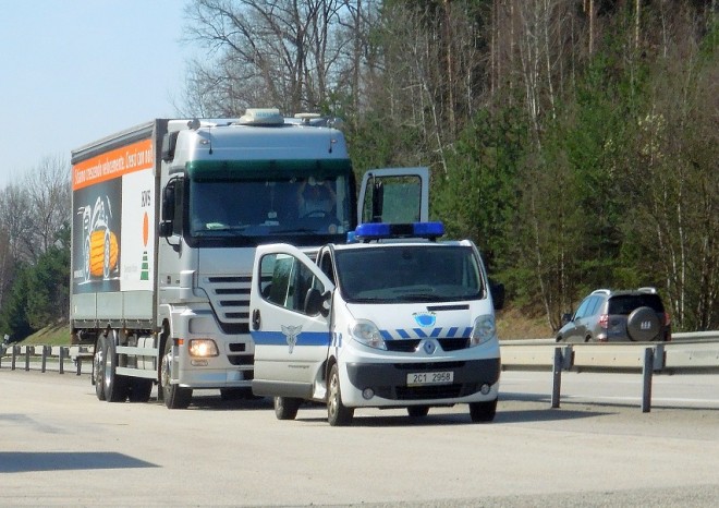 Stát zváží omezení vjezdu kamionů na objížďky mýtných úseků