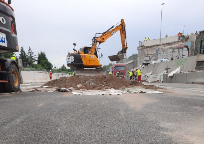 Dálnice D11 u Prahy zůstává zavřená, ministerstvo hledá viníka zdržení