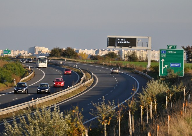 Silnice R6 má mít čtyři pruhy a to nejpozději do roku 2030