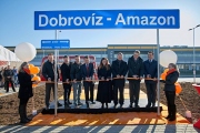 ​Amazon otevřel v Dobrovízi u Prahy novou železniční zastávku