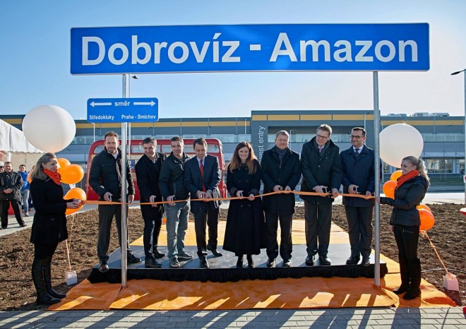 ​Amazon otevřel v Dobrovízi u Prahy novou železniční zastávku