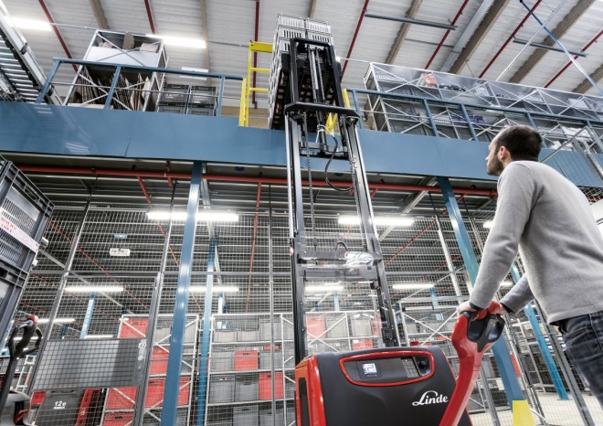 ​Linde Material Handling uvádí na trh nový asistenční systém pro řidiče paletových vozíků