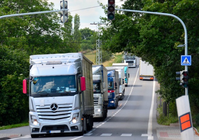 Kamionoví dopravci loni v Česku převezli 433,7 milionu tun nákladu, nejméně od 2016