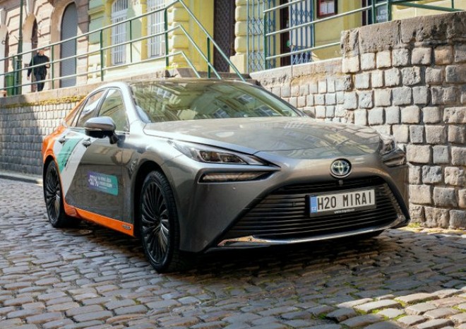 Anytime carsharing testuje provoz vodíkové Toyoty Mirai