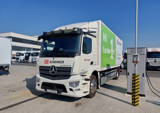 ​První sériově vyrobený Mercedes‑Benz eActros se představil v Praze