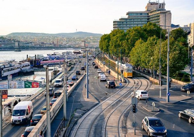 ​Cizinci ode včerejška tankují v Maďarsku výrazně dráž než domácí