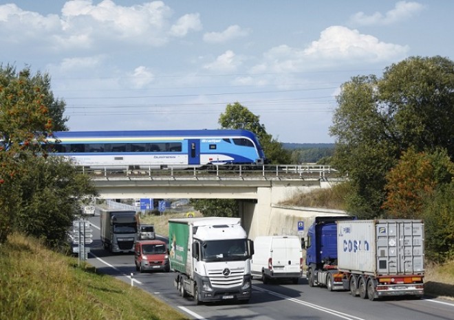 ​Mezi Prahou a Ostravou bude jezdit také railjet a InterJet