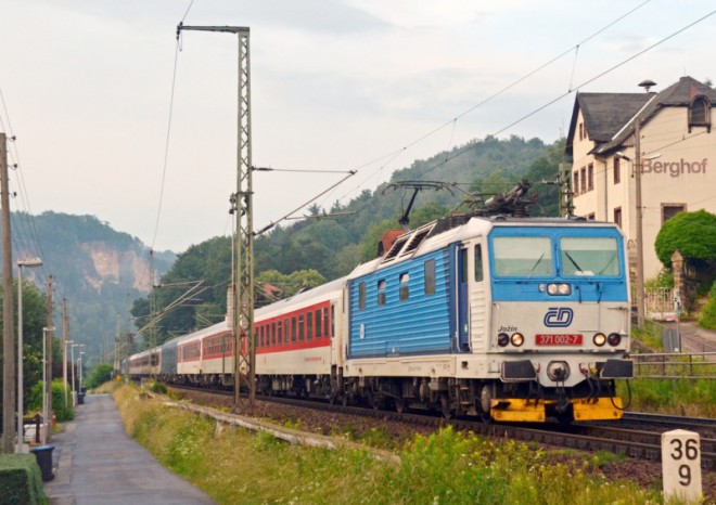 NKÚ: třetina vlaků ČD slouží navzdory dotacím přes 30 let