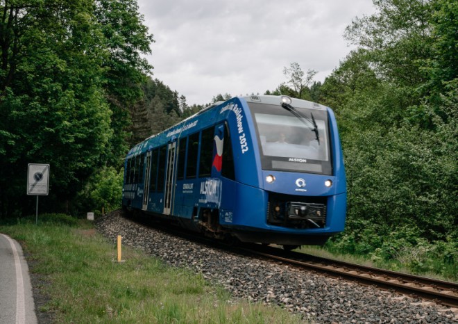 Čtrnáct vlaků Coradia iLint zahajuje osobní přepravu na trati, kde budou jezdit jen vodíkové vlaky