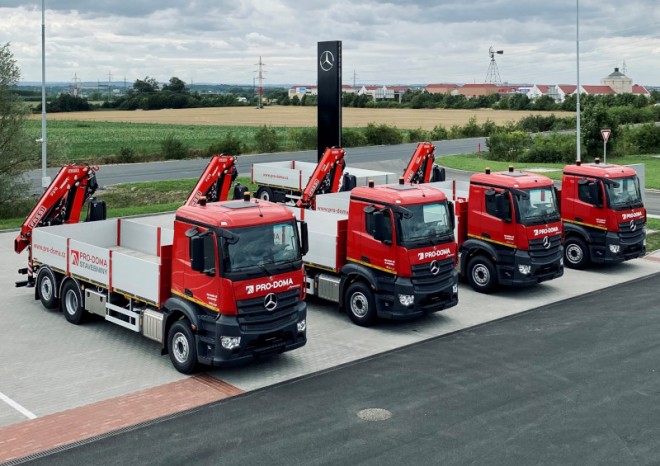 Pět nákladních vozů Mercedes-Benz Actros pro stavebniny PRO-DOMA